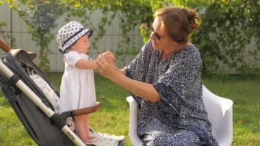 Mutlu aile kavramı. Kadın ve çocuk. Yaşlı ve genç. Güzel bayanlar.