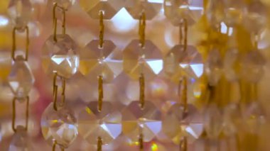 Büyük güzel kristal lüks avize. Bling bling yansıma parlayan. Kristal bir avize sarkacak. Kristalleri yakın çekim.