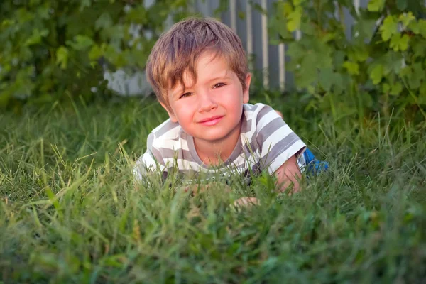 Söta unge ha utomstående aktiviteter. Barn på gräset. — Stockfoto