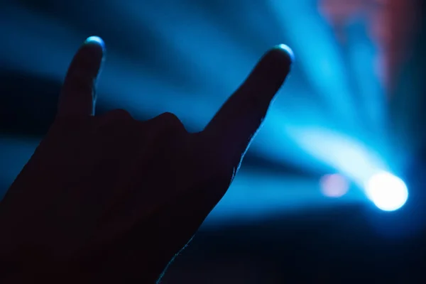 Salute Rock-n-roll. Χειρονομία backround. Συναυλία έννοια. Μουσική φώτα — Φωτογραφία Αρχείου