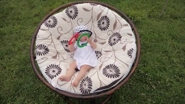 Concepto familiar feliz. Niño feliz divirtiéndose al aire libre . — Vídeo de stock