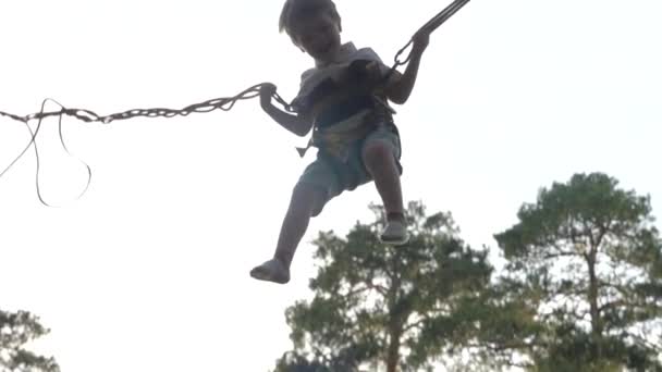 Concepto familiar feliz. Niño feliz divirtiéndose al aire libre . — Vídeo de stock