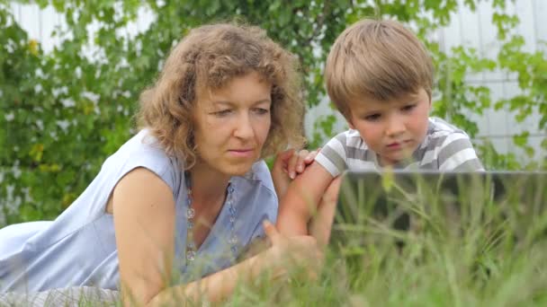 Les antécédents familiaux. Concept mère-enfant. Technologies et enfants . — Video