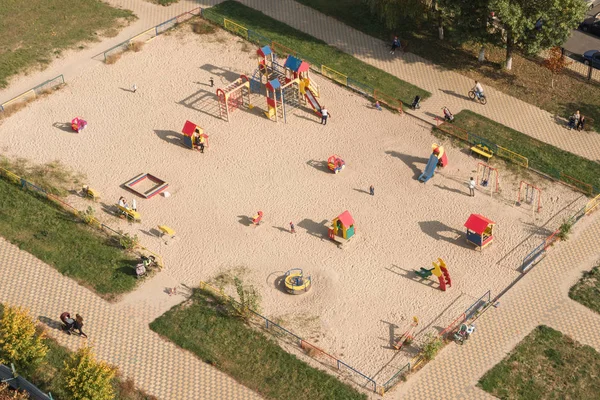 Aire de jeux pour enfants fond dans la grande ville. Activités de plein air pour bébés . — Photo