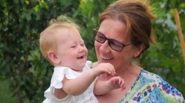 Mutlu aile kavramı. Kadın ve çocuk. Yaşlı ve genç. Güzel bayanlar.