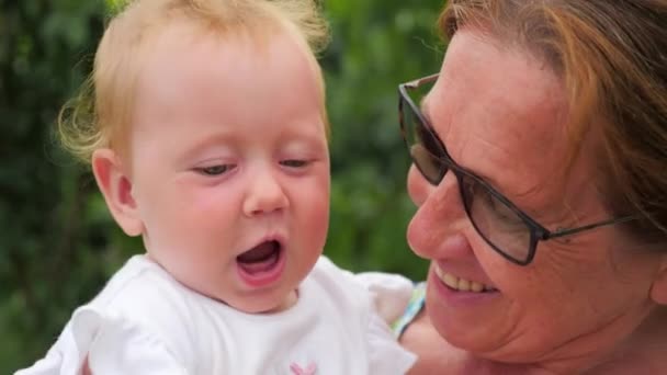 Bambino in abito bianco che gioca con il ventilatore. Calde giornate estive . — Video Stock