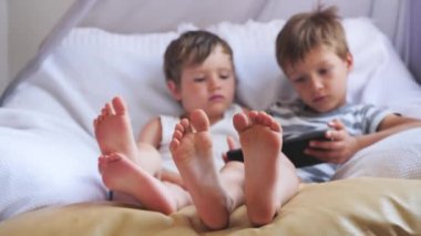 Gündüz istirahat alarak iki yakışıklı çocuk. Çocuklar ayakları üzerinde odaklanmak.