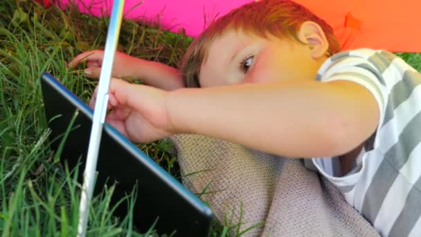 Niño viendo dibujos animados en el teléfono inteligente. Gadgets y niños . — Vídeo de stock