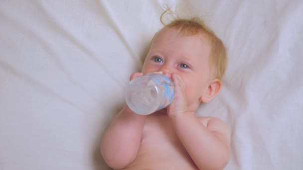 Bambina che beve acqua dalla bottiglia. Nutrizione per bambini . — Video Stock