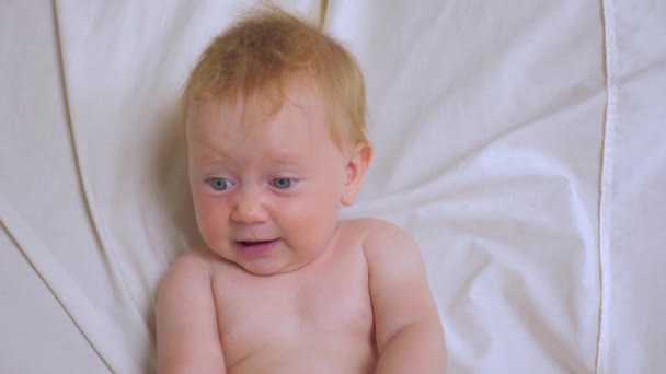 Mädchen trinkt Wasser aus Flasche. Ernährung für Babys. — Stockvideo