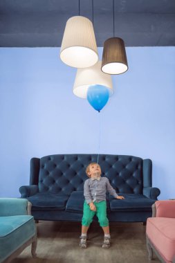 Pozitif çocuk balon ile eğleniyor. Çocuk kutlama arka plan.