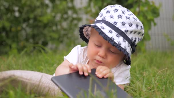 Çocuk ve yeni teknolojiler — Stok video