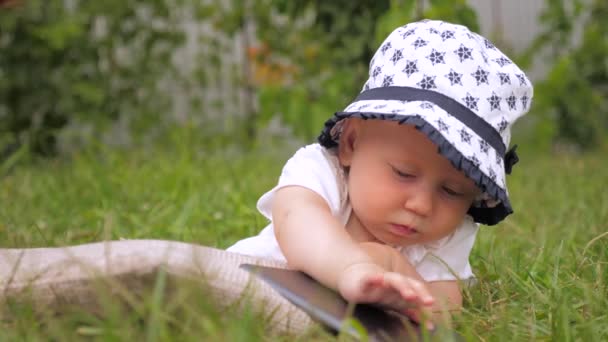 Nuevos artilugios y bebés. Niños y nuevas tecnologías — Vídeos de Stock