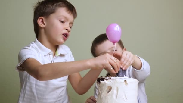 Memakai latar belakang kue. Anak-anak makan kue ulang tahun . — Stok Video