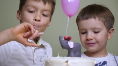 Lezzetli pasta arka plan. Elle lezzetli pasta yemeye çocuk.