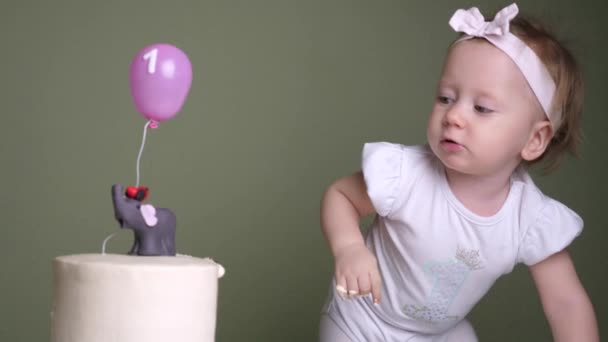 Conceito de bolo de aniversário. Bolos de aniversário exclusivos. O conceito de um feriado infantil . — Vídeo de Stock