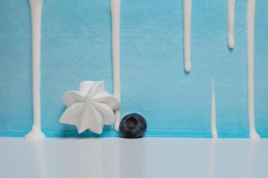Zefir ve kış kek berry. İştah açıcı Pasta krema pasta üzerinde sızıntı ile. Yakın çekim. Kopya alanı