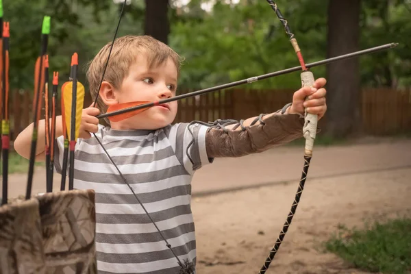 Niño Con Arco Flecha Concentrados Objetivo Chico Miró Fijamente Objetivo —  Fotos de Stock