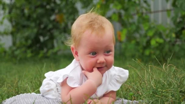 Baby tandsprickning koncept. Positiva känslor idé. Barndom bakgrund. — Stockvideo