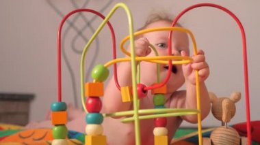 Etkinlik yürümeye başlayan çocuk için oynamak. İnce motor becerileri arka plan geliştirme. İnce motor meydan okuma. Oyuncaklar ve Oyunlar özel ihtiyaçları için. Bebek gelişimi. Erken kalkacağım. Oyuncak bebekler için geliştirme
