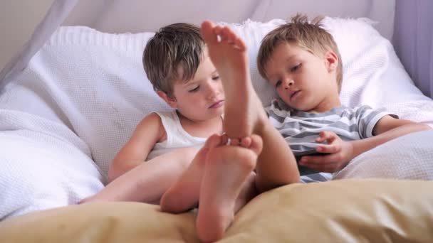 Enfants et gadgets Enfants avec tablette Concept d'éducation alternative Trouble de la communication sociale Évoluez vers un avenir numérique Les enfants d'âge préscolaire avec gadget sans fil. Étudier ennuyeux. Les enfants s'ennuient . — Video