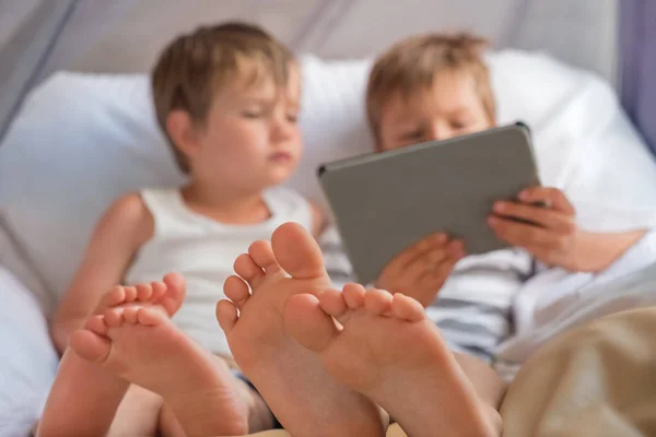 Niños y aparatos Niños con tablet Concepto educativo alternativo Trastorno de la comunicación social. Evolucionar hacia un futuro digital Preescolares con gadget inalámbrico. Estudiar aburrido. Los niños se aburren —  Fotos de Stock