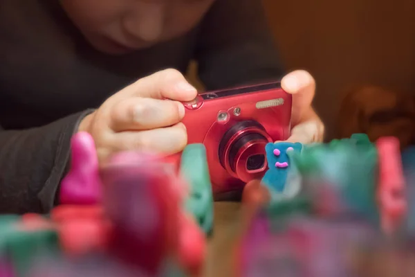 Handen Met Camera Kind Spelen Met Vervaardigde Speelgoed Handgemaakt Speelgoed — Stockfoto