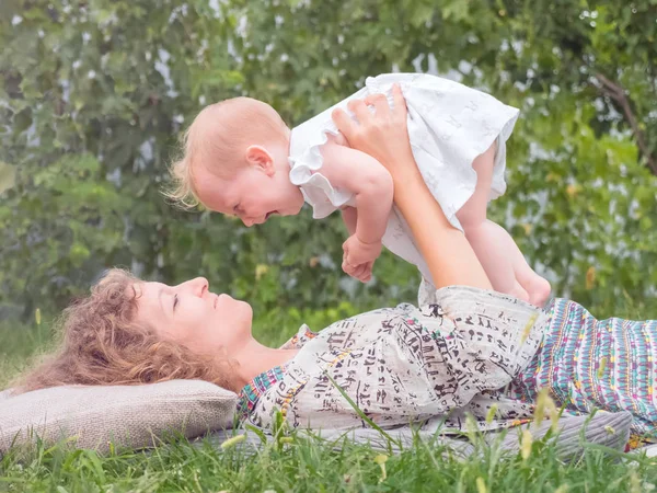 母亲和孩子在户外玩得很开心 妈妈手上的女婴 微笑的幼儿与母亲 小公主快乐的家庭理念 快乐的童年背景 生殖医学 — 图库照片