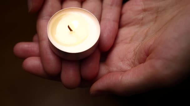 背景を記念してください 手をキャンドルします 女性の手に蝋燭の照明の背景 慈悲の背景 悲しみのコンセプト — ストック動画
