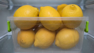 Organik gıda arka plan. Sağlıklı gıda. Sağlıklı beslenme. Diyet. Vitamin C. taze meyve. Bar ve reastaurant kavramı. Plastik Konteyner buzdolabında limon ile. Susuzluğunu gidermek için. Organik gıda satın.