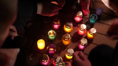 Cinayet kurbanı anısına mum. Anma Günü bütün sadık ayrıldı, ölüler için dua. Saf Perşembe. Holly hafta. Yanan mumlar Hatıra terör, mağduru olarak hareket terörizmin