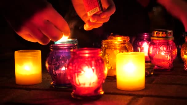 살인 피해자를 기념 하는 초. 모든 충실 한 출발, 죽음에 대 한 기도의 하루를 기억. 순수한 목요일입니다. 홀리 주입니다. 테러의 테러의 피해자의 기억에 있는 레코딩 촛불 행동 — 비디오