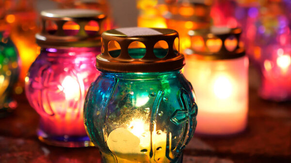 Зажигаю свечи. Памятные свечи в церкви, кладбище. День всех душ. Пасхальный праздник. Горящие свечи в память о Фонарях во время Дня всех святых. Пасха. День памяти жертв Холокоста. Чистый четверг. Свечи в память о жертве убийства
.