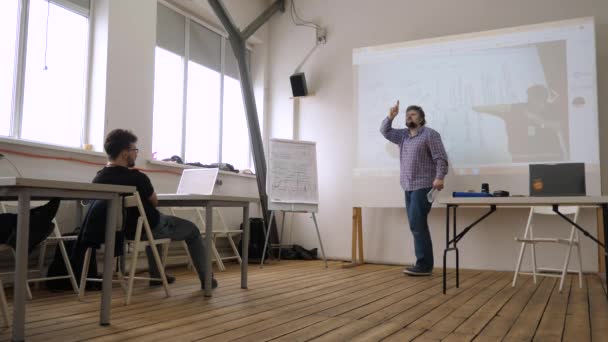 Lector spiega la teoria agli studenti. Processo di produzione cinematografica in teoria. Gesto, gesticolare mentre spieghi. Professore emotivo che parla con gli studenti Processo di lezione. Insegnante con studente in aula — Video Stock