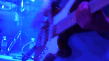 Elektro gitar klavye virtüözü konser parmaklarıyla. Gitar sahne closeup, müzisyen. Virtüözü, maestro, konserde, masterclass uzman. Elektro gitar portre