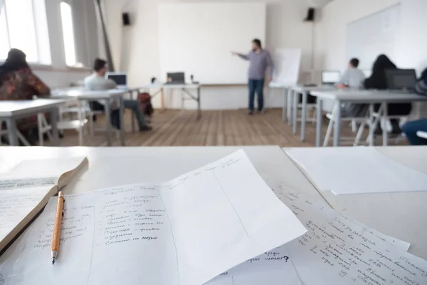 Professor met baard en snor Screensaver-webpagina. Man, leraar waarschuwing. Leraar in casual kleding leerlingen onderwijs. Kaukasische leraar les in de klas. Undergraduate student toespraak — Stockfoto