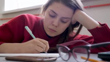 Dinleyip notlar kavramı. Sınava hazırlık. Notlar öğrenci. Casual giyim undergraduator. Teenanger düşünme ders, seminer. Rahat öğrenci sınıfları sahip.