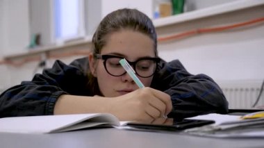 Kadın yazma ders. Medya okul kavramı. Film yapımı eğitim. Graduator ders sırasında bıkkın almak. Tipik öğrenci. Öğrenci ders sırasında. Çekici kız bardaklarda not yazma