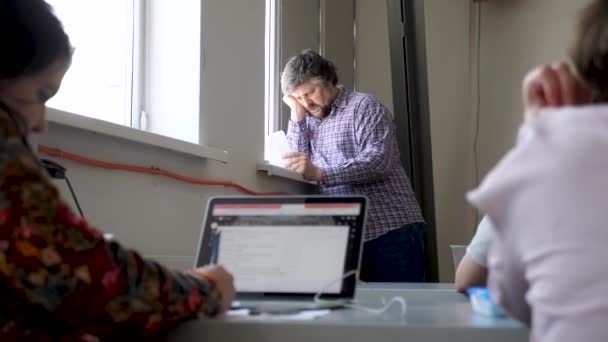 Processo di lezione. Formazione di base. Filmmaker esperto che dà consigli agli studenti adulti. Concetto esperto e principianti. Programma MBA. Giovani registi. Idea della scuola di animazione — Video Stock