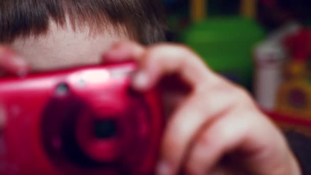 Behendig fotograaf. Preschooling idee. Alternatieve onderwijs concept. Homeschooling achtergrond. Kind 4-5 jaar oud met camera. Weinig handen bedrijf camera. Ontwikkeling van professionele vaardigheden. — Stockvideo