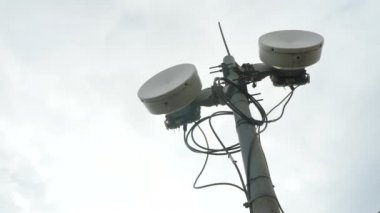 Transposer istasyonu. Telekomünikasyon kulesi. Hücre kule mavi gökyüzü arka plan üzerinde.