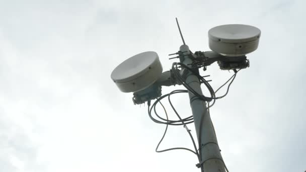 Estação de transposição. Torre de telecomunicações. Torre celular no fundo do céu azul . — Vídeo de Stock