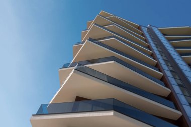 Modern mimarlık inşaat bölümü. İş Merkezi Modern ofis binası ile takviyeli beton ve cam cephe. Bina betonarme yapısı. Minimalizm architecutire içinde.