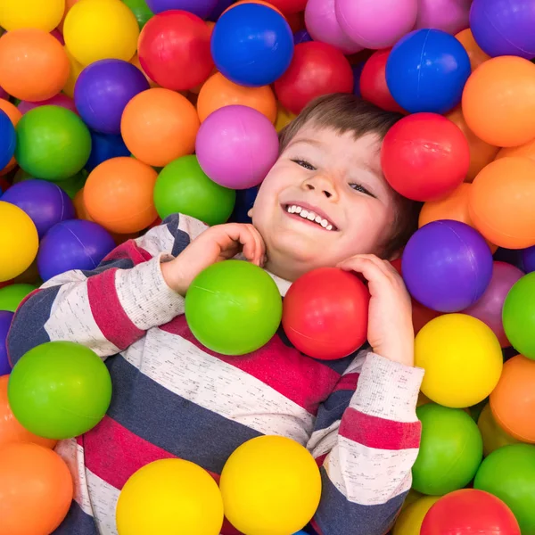 Φωτεινότητα της παιδικής ηλικίας. Megapolis ψυχαγωγίας για τα παιδιά. Ευτυχία και τη φωτεινότητα. Έννοια ευτυχισμένη παιδική ηλικία. Αγαπημένα χρώματα. Έννοια της ψυχαγωγίας. Σύγχρονες lifesyle φόντο — Φωτογραφία Αρχείου