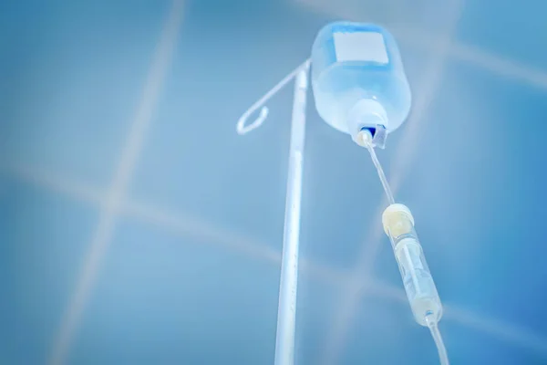 Privatmedizin. Betäubung. Traditionelle Medizin. Infusionstropfen, Fallzähler im Hintergrund des Krankenhauses. Vorbereitungen für eine Operation. Schmerzfreies Konzept. Medikamente. Abhilfe schaffen. Diabetiker — Stockfoto