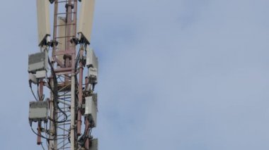 Telekomünikasyon Kulesi. Telefon direği. Gökyüzünde hücresel iletişim antenleriyle telekomünikasyon Kulesi