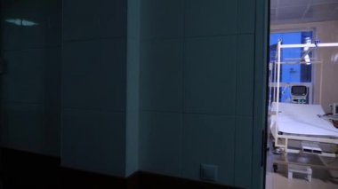 Boş oda tam donanımlı hastane koğuşunda. Klinik arka plan yanmak. Boş Hastane odası ile tıbbi malzeme.