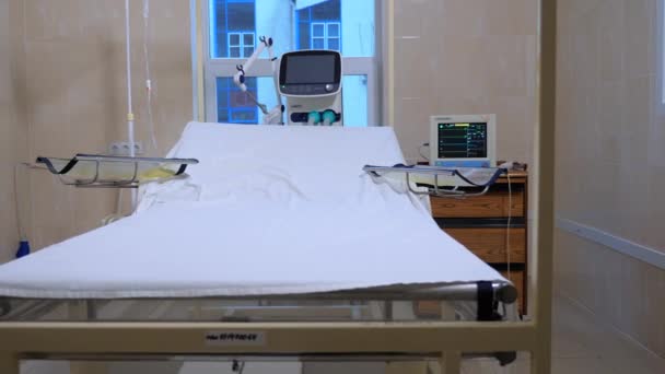 Hastane odası boş oda. Sağlık reformu artalanları. Ücretsiz Tıp kavramı. Hastane odasında ilk yardım. — Stok video