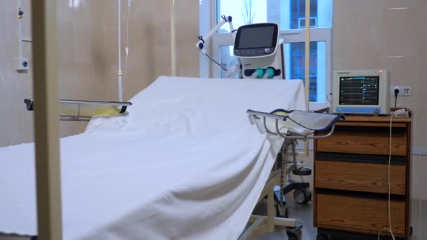 Postoperative ward in the clinic. White sheet on the hospital bed in empty room. Burn center. Postoperative room. Ward for preparing a patient for surgery. — Stock Video