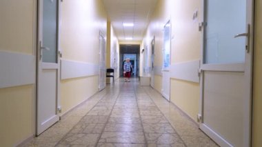 Vücut yanıkları olan hastaların hastaneye kaldırılması. Hastalarla dolu bir klinik koridoru. Ceset, tıbbi tesiste hastaları yakıyor..